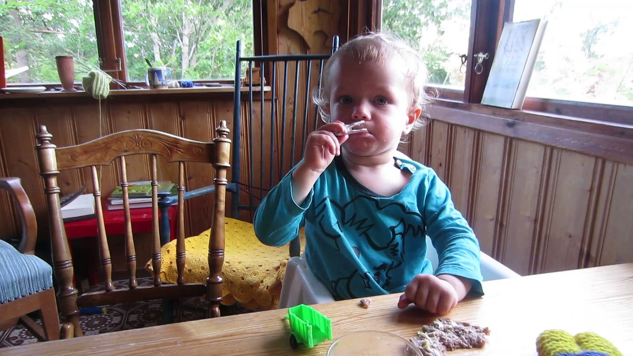 2015-07 Lukas joue à table 2