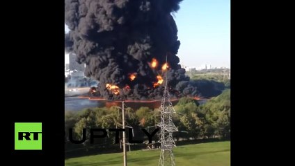 ‘River on fire!’ Huge flames after oil spill ignites in Moscow