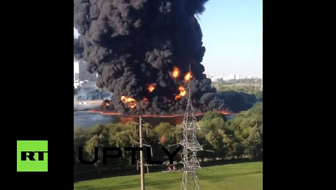 ‘River on fire!’ Huge flames after oil spill ignites in Moscow