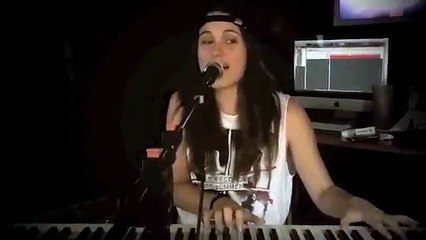 Ana Liah (piano/guitarra) Cover Bruno Mars/Tema original.