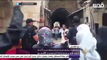 مرابطات يتصدين لمستطونين أثناء خروجهم من ساحات المسجد الأقصى المبارك