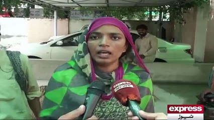 Brave Woman Publicly Beating Serving DSP in Gujranwala, DSP Ran Away