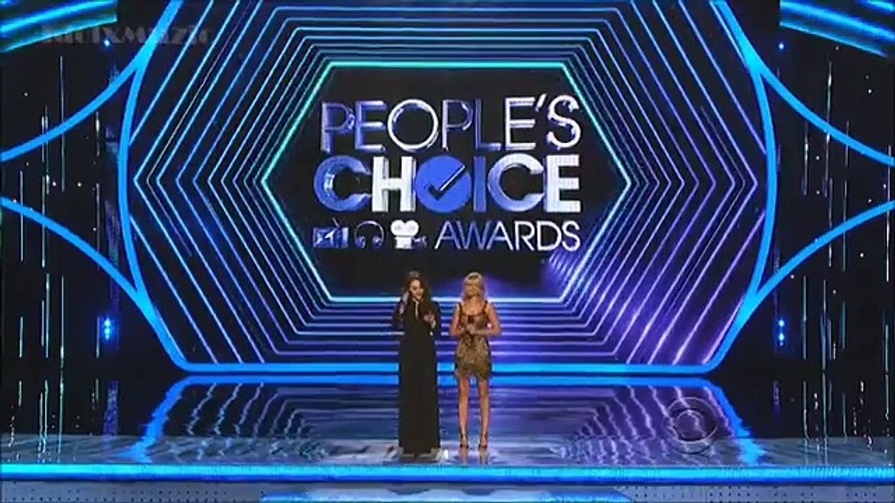 Beth Behrs Sings "Baby Got Back" and More at People's Choice Awards 2014