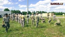 ASV un Latvijas karavīri piedalās kopīgā izpletņlēkšanas vingrinājumā Lielvārdē