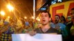 Manifestantes voltam a se reunir e cantam hino nacional em protesto contra Dilma