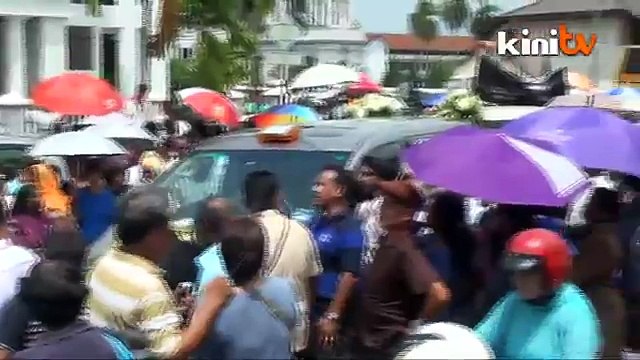 12:00pm: Crowds chants 'Karpal Singh' all along the way