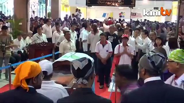 10:00am: Thousands gather to pay last respects to Karpal