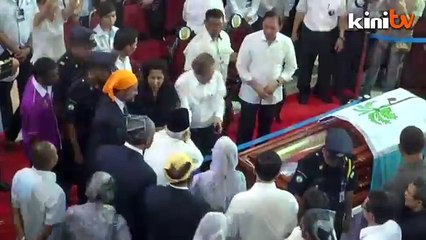 11:15am: Mourners bowed three times as mark of respect