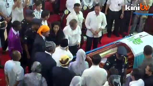 11:15am: Mourners bowed three times as mark of respect