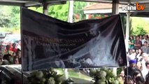 2:35pm: Karpal Singh cremated after emotional farewell