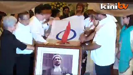 DAP litup keranda Karpal dengan bendera parti