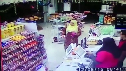Une femme se bat un voleur porte une machette,vraiment courageuse.