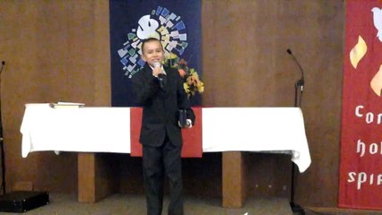 A very blessed kid that sings a Spanish song