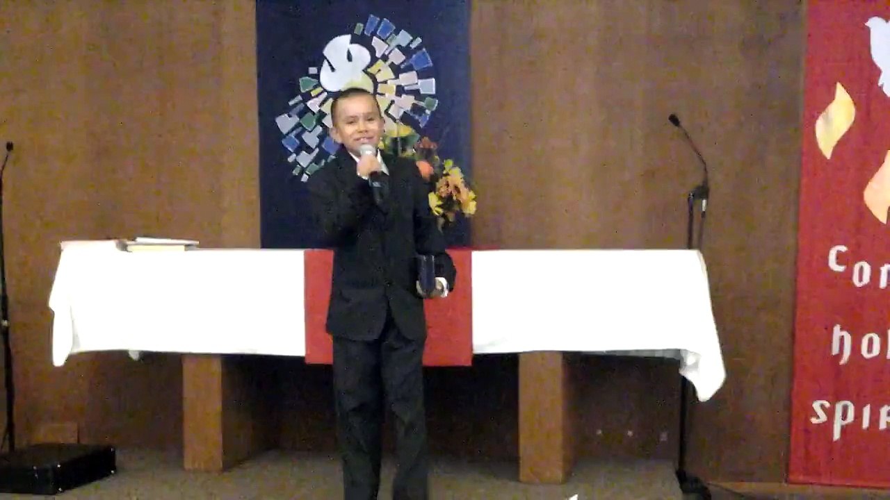 A very blessed kid that sings a Spanish song