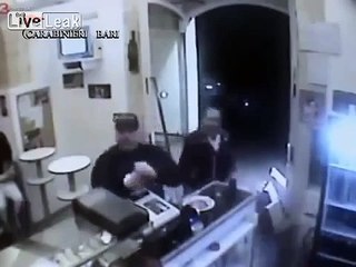 LiveLeak - Gun Misfires During Pizzaria Robbery-copypasteads.com