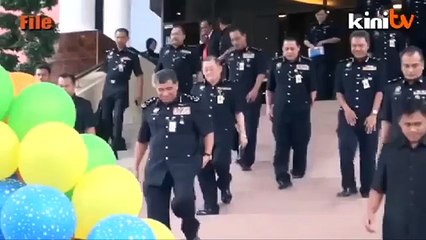 Tải video: Polis 'bebaskan' semua penumpang, kecuali kru MH370