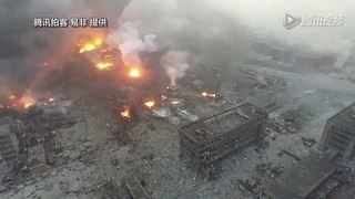 ∥ 航拍災後現場濃煙籠罩廢墟 ∥  天津大爆炸，造成７００餘人傷亡。