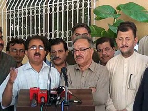 عوامی نیشنل پارٹی سندھ کے صوبائی جنرل سیکریٹری یونس بونیری قومی عوامی تحریک کے رہنماؤں کے ہمراہ مردان ہاؤس میں پریس کانف