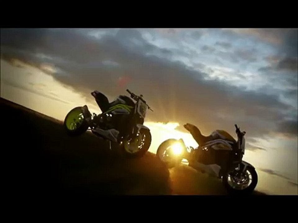 الشرطة تلاحق دراجات نارية في سباق سرعة!!