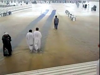 RARE video of RAIN in the holy Masjid in Makkah!