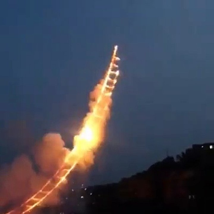 Fuegos artificiales formaron una "escalera" en el cielo