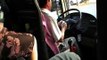 Conductor Pullman bus contando pasajes mientras conduce