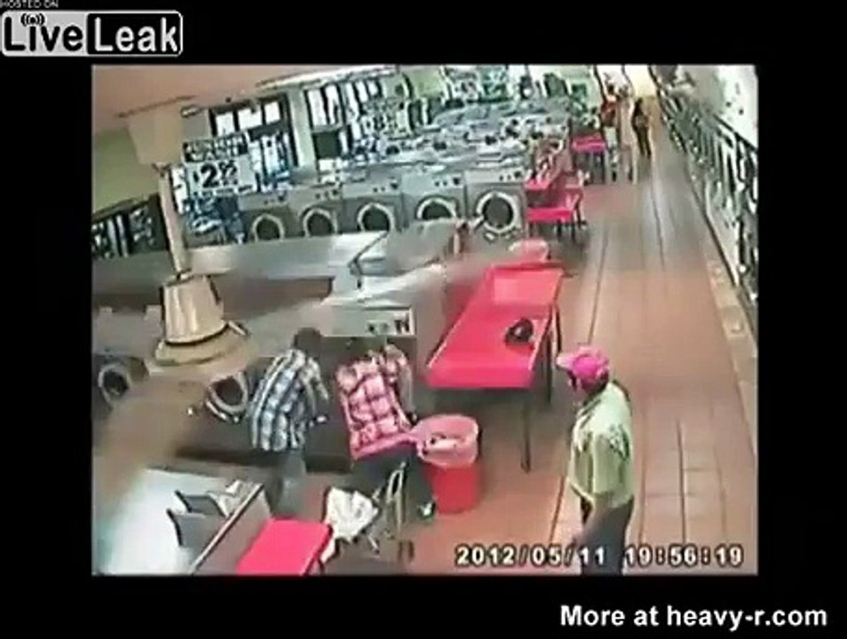 Un père met son fils dans une machine à laver qui se bloque et démarre !!!