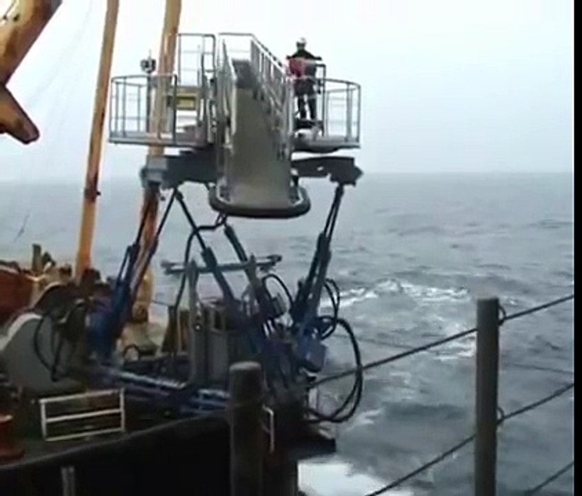 Une rampe stabilisée par mer agitée pour le transfert des marins