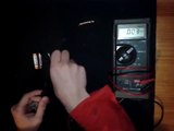 Cómo medir el voltaje de una batería o pila