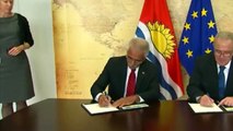 Neven Mimica signs the NIP with Kiribati President Tong: Climate Change & sustainable development