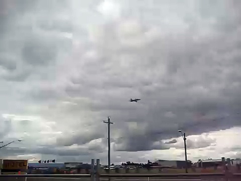 Richmond RAAF Air Show 2006 (flyby with a twist)