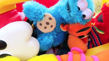 Video herunterladen: Cookie Monster Driving Cozy Coupe with Super Mario, Sesame Street, Mickey Mouse Bad Driver Crashing