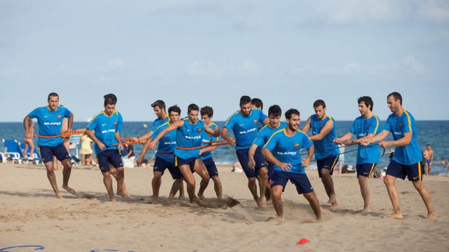 El Barça d’hoquei canvia els patins per la sorra / El Barça de hockey cambia los patines por la arena