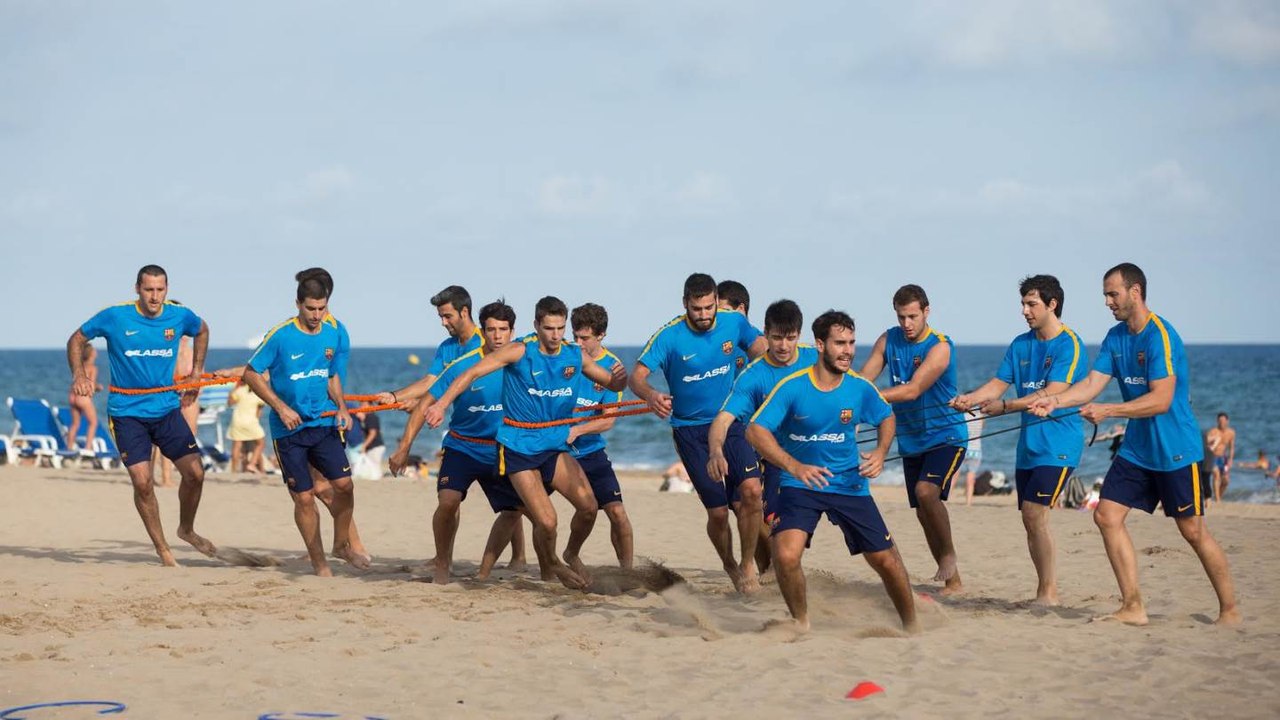 El Barça d’hoquei canvia els patins per la sorra / El Barça de hockey cambia los patines por la arena