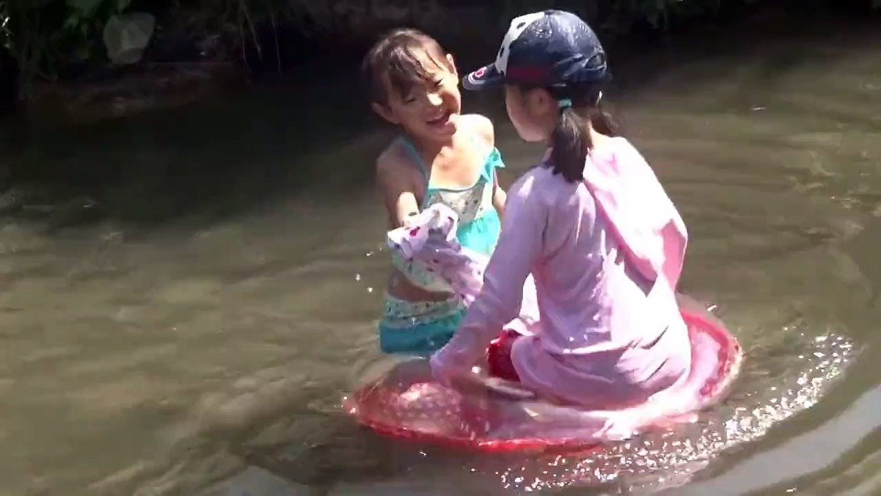 川遊び　わあっ！！　ひっくりかえりそう！冷たいね。