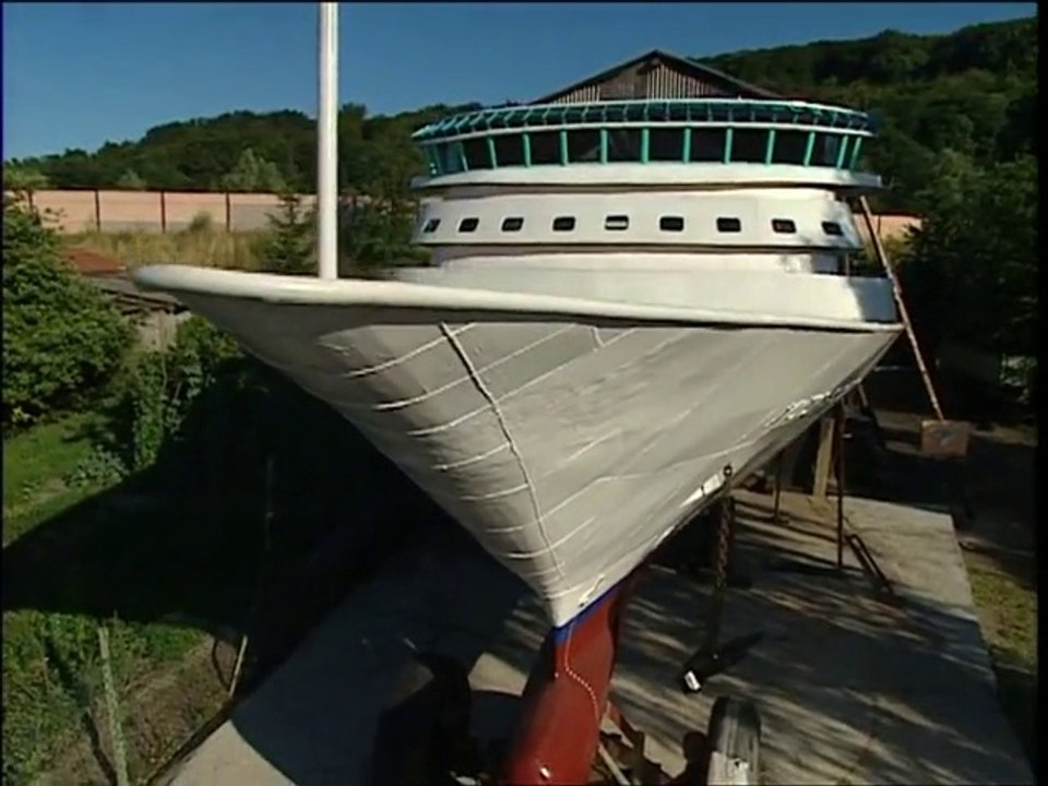 Il construit la plus grande maquette de bateau du monde !