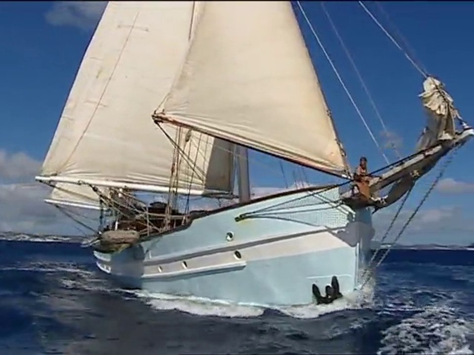 Le père Jaouen guide les anciens prisonniers en mer