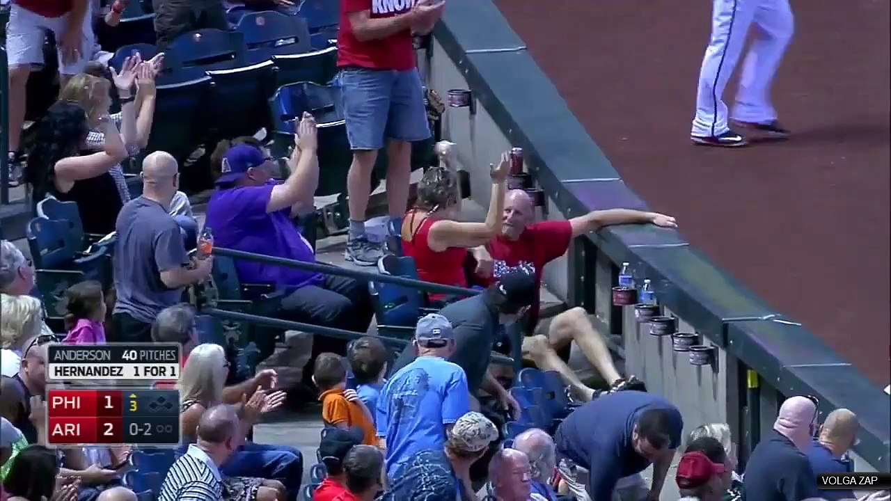 fail baseball - un spectateur chute en rattrapant la balle
