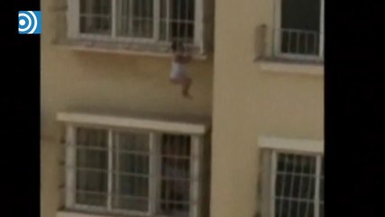 Rescatan a un niño que queda colgado por la cabeza en un cuarto piso