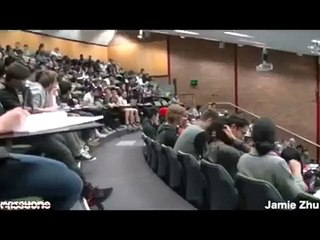 Un étudiant oublie de brancher son casque en amphi alors qu'il regarde un porno