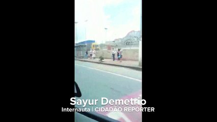 Carro pega fogo na Vila Rubim, em Vitória