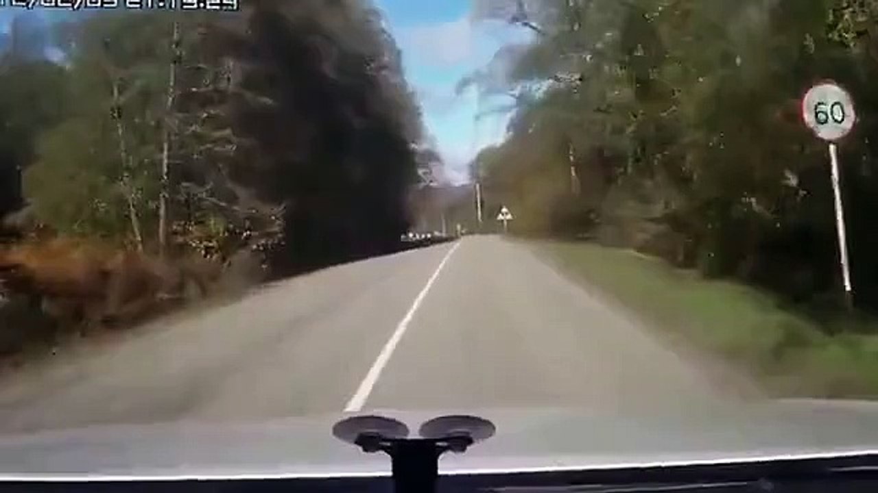 Car crash in Russia! The car finishes in the river!