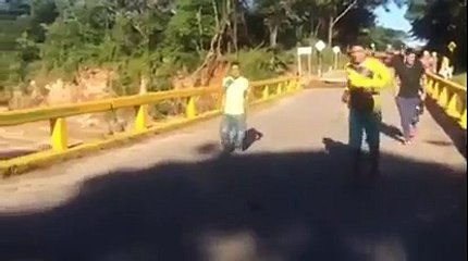 Ils traversent un pont qui s'écroule juste après leur passage