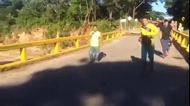 Ils traversent un pont qui s'écroule juste après leur passage