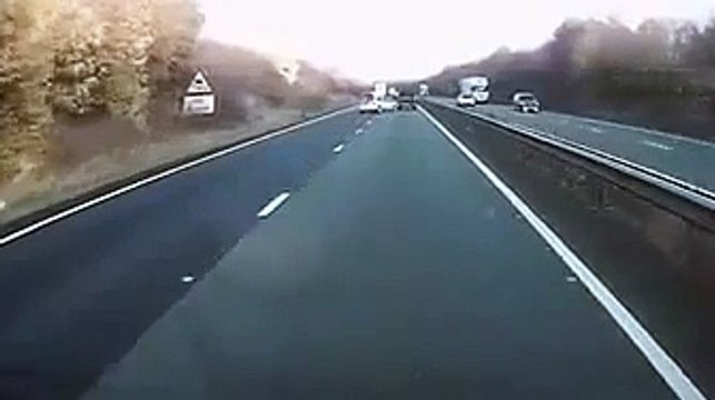 Il fait un tête a queue sur l'autoroute et continue sa route
