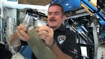 شاهد كيف يأكل رواد الفضاء الكعك ويشربون القهوة في المركبة الفضائية