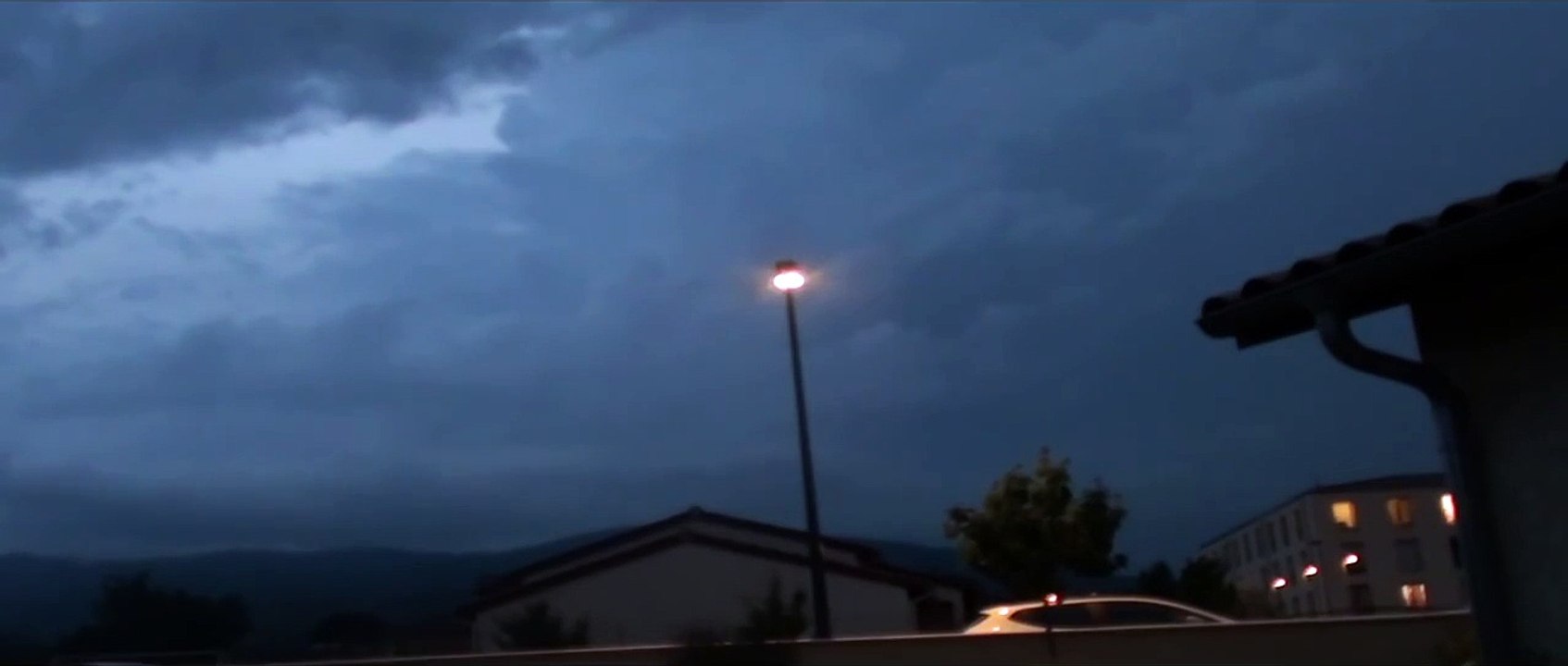 Orage violent 7 juin 2015  Foudre proche ! Close lightning strike !