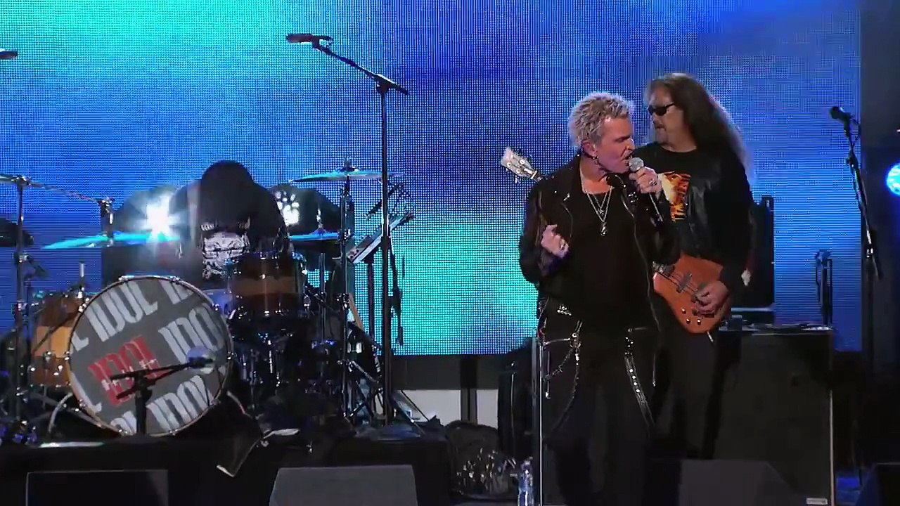 Billy Idol Performs "Rebel Yell"