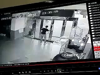 China: Cámaras captaron cómo explosión arrasa con sujeto