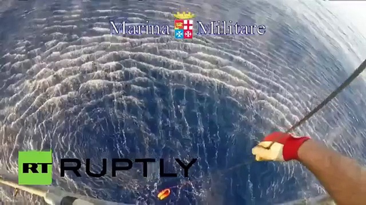 Mira cómo la marina italiana "pescó" a un inmigrante africano en el Mediterráneo